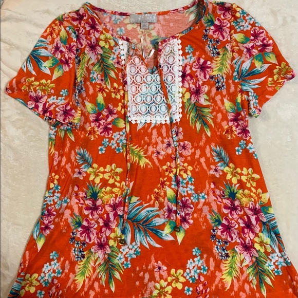Carolyn Taylor Tops - NWT Carolyn Taylor Fiesta Floral Hawaiian blouse